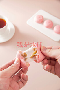 两人分享美味点心时刻