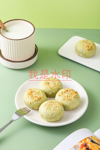 美味青团搭配牛奶与小菜