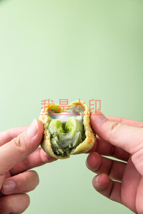 手拿美味蔬菜馅饺子