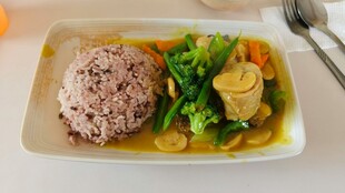 美味咖喱饭配多彩蔬菜