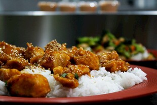 香酥炸鸡配米饭美食图