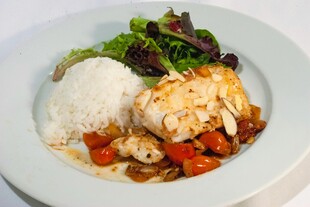 美味海鲜配米饭与蔬菜