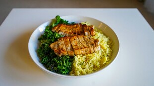 美味鸡肉蔬菜拌饭