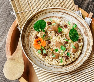 美味蔬菜炒饭摆于竹席上