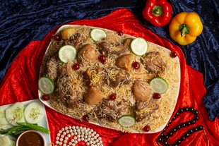 美味烤鸡配米饭蔬菜拼盘