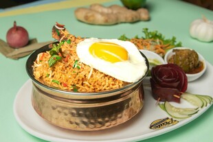 韩式美味蛋炒饭摆盘精致