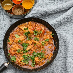 锅中美味鸡肉配香菜