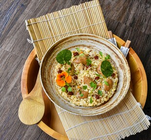 美味蔬菜炒饭摆拍图