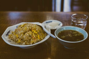 美味炒饭与汤的餐食组合