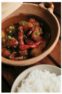 美味红烧排骨配米饭