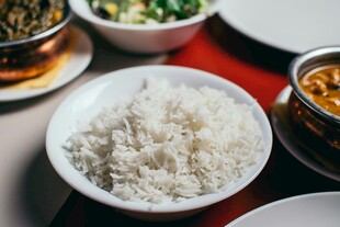 一碗白米饭搭配多样菜肴