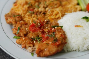 香酥炸鸡配米饭与配菜