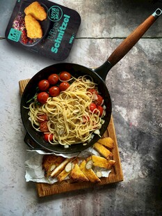 铸铁锅中的多彩意面料理