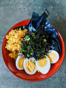 日式鸡蛋海苔拌饭美食
