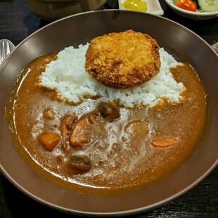 咖喱饭配炸物美味诱人