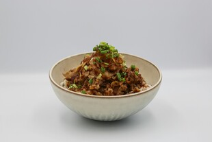 美味肉酱面 点缀青葱