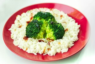 红盘上的西兰花配米饭