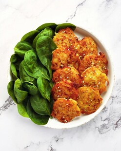 菠菜配炸肉丸美食一盘
