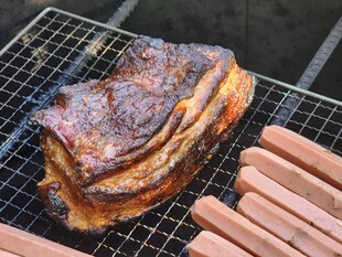 烤架上的烤肉与香肠