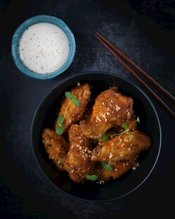 美味糖醋里脊配调料筷子