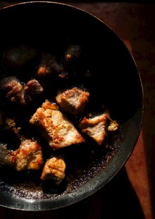 锅中烹饪的多样美食