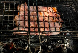 烤架上的美味烤肉