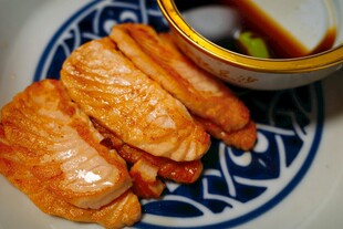 美味香煎鱼排配蘸料
