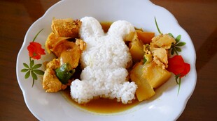 卡通造型咖喱鸡肉盖饭