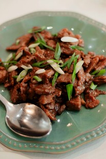 美味炒肉配青葱