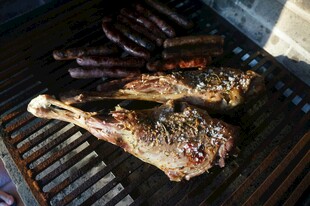 烤架上的美味烤肉