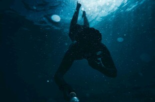 深海潜水者的曼妙身姿