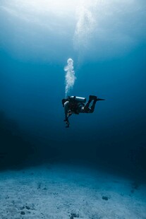深海中的自由潜水者