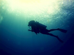 深海潜水员的水下探索