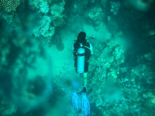 深海潜水员探索海底世界