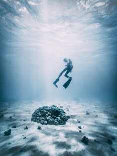 深海潜水员探索神秘海底