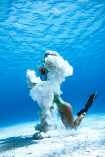 水下舞者绽放梦幻气泡