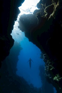 深海洞穴中的潜水者