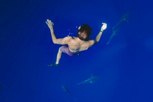 水下裸身漂浮的男子
