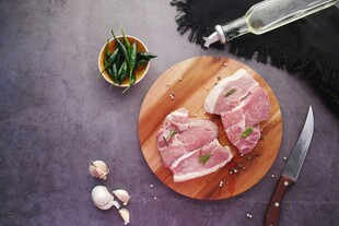 新鲜生肉与烹饪配料展示