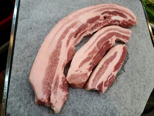 新鲜五花肉切片展示