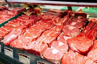 超市内新鲜陈列的红色肉类