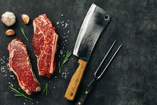 新鲜牛排与烹饪工具