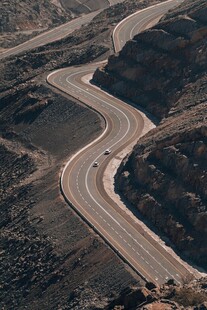 蜿蜒公路穿行于荒野之间