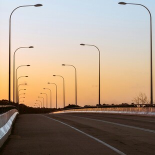 黄昏下的空旷道路与路灯