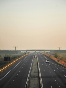 宽阔公路延伸向远方