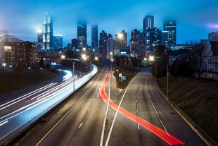 城市夜景中的公路车流