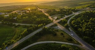 夕阳下的公路交汇景观