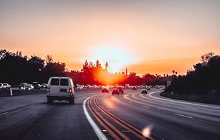 夕阳下的高速公路车流