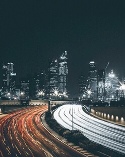 城市夜景中的车流光影