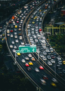 城市道路晚高峰车流景象